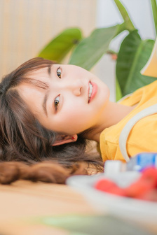 穿紧身牛仔裤的美女
